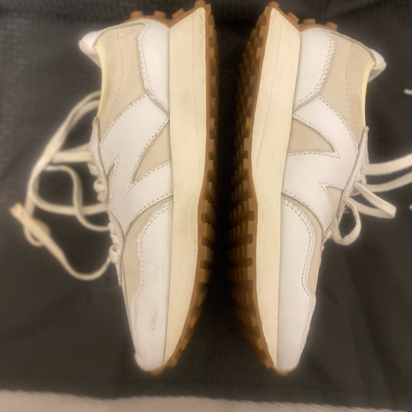 New Balance 327 - Picture 3 of 10